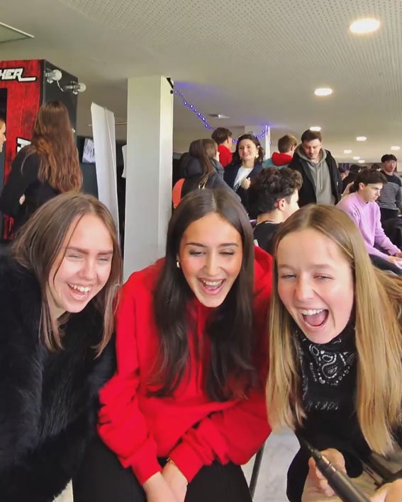 Real reactions when people discover their caricature — live caricature session